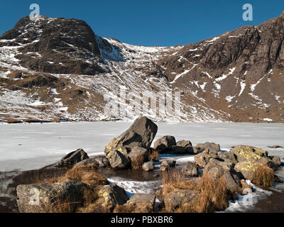 Harrison Stickle und gefrorene Stickle Tarn im Winter Schnee, Langdale Pikes, Langdale, englischen Lake District National Park, Cumbria, England, Großbritannien Stockfoto