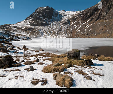 Harrison Stickle und gefrorene Stickle Tarn im Winter Schnee, Langdale Pikes, Langdale, englischen Lake District National Park, Cumbria, England, Großbritannien Stockfoto