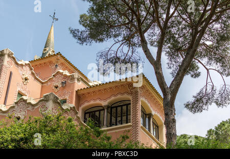 Gaudi Haus Museum, genannt "Torre Rosa", innerhalb der Park Güell in Barcelona, Spanien. Gaudi Haus ist jetzt offen für die Öffentlichkeit als Museum Stockfoto