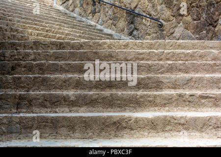 Abstrakte Treppen und Geländer für Hintergrund, abstrakt, alte Treppen in den Park, die breite Steintreppe in Park Güell, die breite Steintreppe, diagonal. Stockfoto