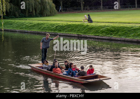 Besucher in Cambridge Punts auf dem Fluss Cam in Cambridge, England, UK. Stockfoto