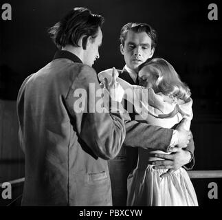 Ingmar Bergman. 1918-2007. Schwedische Filmregisseur. Hier im Bild 1948 am Filmset des Films Nacht ist meine Zukunft Regie Schauspieler Birger Malmsten und Mai Zetterling. Fotograf: Kristoffersson/AF 19-4 Stockfoto