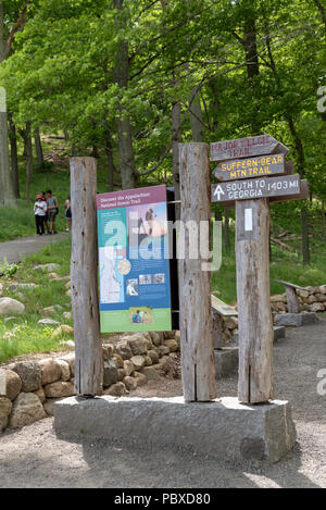 Bear Mountain National Park, Rockland County, New York State, USA. Zeichen für den Beginn der Appalachian National Scenic Trail Stockfoto