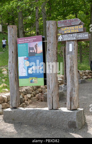 Bear Mountain National Park, Rockland County, New York State, USA. Zeichen für den Beginn der Appalachian National Scenic Trail Stockfoto