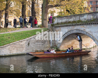 Besucher in Cambridge Punts auf dem Fluss Cam in Cambridge, England, UK. Stockfoto