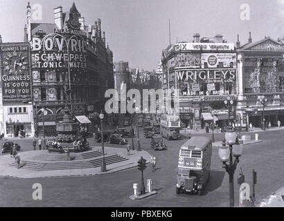 1949, historischer Blick aus dieser Ära des Piccadilly Circus, einer Straßenkreuzung im Londoner West End, erbaut im Jahr 1819, um die Regent Street mit Piccadilly zu verbinden. Der Kreisverkehr ist berühmt für seine neonfarbenen Werbeschilder und den „Eros“-Brunnen in der Mitte der Kreuzung. Stockfoto