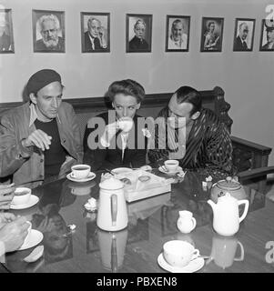 Ingmar Bergman. 1918-2007. Schwedische Filmregisseur. Hier im Bild 1950 in eine Pause auf der Drehort des Films High Tension zusammen mit Schauspielerin Signe Hasso und Ulf Palme. Der Film hatte Premiere 1950. Fotograf: Kristoffersson/AZ 56-7 Stockfoto