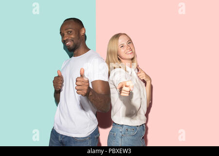 Das glückliche Paar Punkt sie und wollen sie, halbe Länge Closeup Portrait studio Hintergrund. Stockfoto