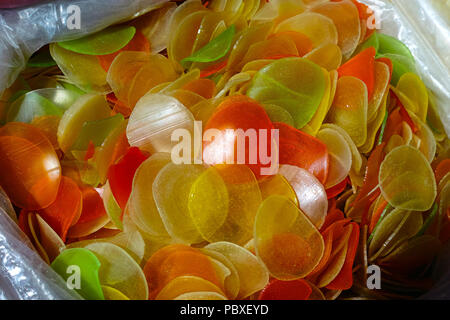 Bunte indische Snacks für Verkauf, Kalimpong, Indien. Stockfoto