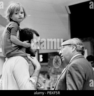 Kameras Captivate 3-jährige Willy Crompton in Warrington, wie sein Vater Bill spricht mit ehemaligen Arbeitsminister Roy Jenkins (r), die Kundenwerbung wurde für die Unterstützung bei den kommenden Nachwahlen, in dem er als SDP Kandidat zu stehen. Stockfoto