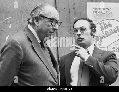 Der ehemalige Arbeitsminister Roy Jenkins (r) erhält einen spitzen Kommentar von einem lokalen Mann während seiner Kundenwerbung tour in Warrington. Herr Jenkins ist Werben um Unterstützung bei den kommenden Nachwahlen, in dem er als SDP Kandidat zu stehen. Stockfoto