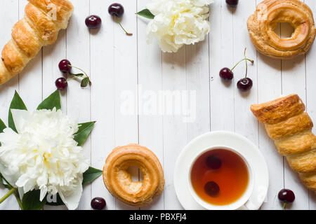 Frame pudding Kuchen Cherry Blumen pfingstrosen Tasse Tee. Kopieren Sie Raum, Stockfoto