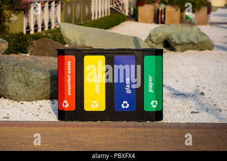 Vier Mülltonnen in verschiedenen Farben Stockfoto
