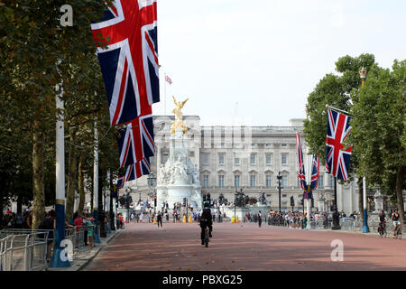 London/Großbritannien - 26. Juli 2018: Blick auf den Buckingham Palace, der Heimat der britische Monarch, aus entlang der Mall Stockfoto