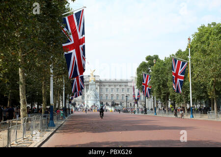 London/Großbritannien - 26. Juli 2018: Blick auf den Buckingham Palace, der Heimat der britische Monarch, aus entlang der Mall Stockfoto