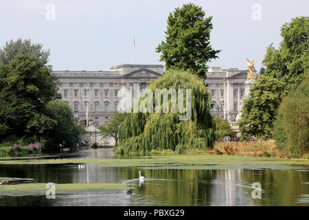 London/Großbritannien - 26. Juli 2018: Blick auf den Buckingham Palace die Heimat der britische Monarch, durch die Bäume von St James Park im Zentrum von London Stockfoto