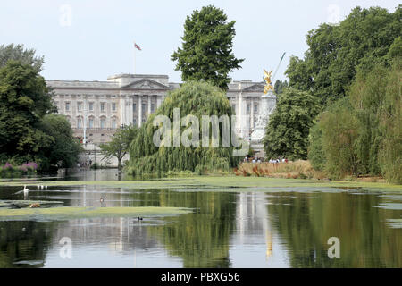 London/Großbritannien - 26. Juli 2018: Blick auf den Buckingham Palace die Heimat der britische Monarch, durch die Bäume von St James Park im Zentrum von London Stockfoto