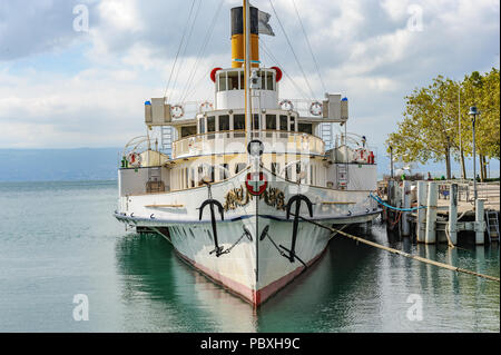 Ein Raddampfer, eine einzigartige und moderne restaurierte Dampfschiff als Pendler passagierfähre am Genfer See, Schweiz Stockfoto