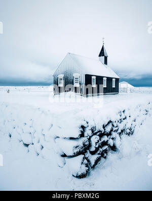 Budir Kirche, Snaefellsnes Island, Europa im Schnee Stockfoto