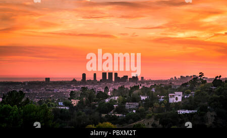 Los Angeles Skyline bei Sonnenuntergang in Richtung Santa Monica, Los Angeles, California, CA, USA Stockfoto