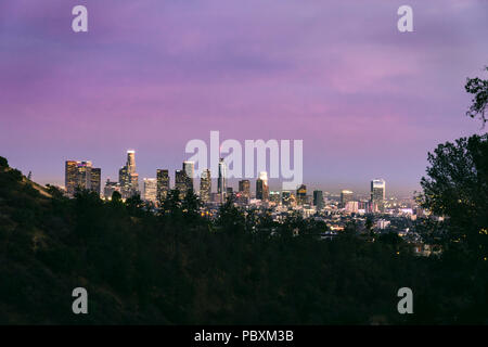 LA Skyline, Stadtbild von Los Angeles, California, CA, USA bei Nacht Stockfoto