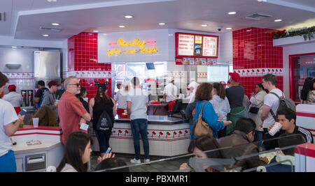 In N Out Burger fast food Restaurant Innenraum, Hollywood, Los Angeles, LA, Kalifornien CA, USA Stockfoto