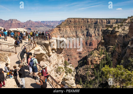 Touristen am Grand Canyon, Arizona, AZ, USA Stockfoto