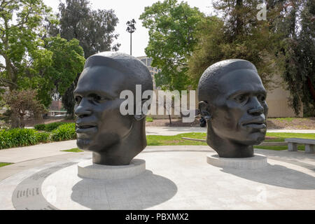 Statuen von Schwarzen olympischen Athleten, Mack Robinson und sein jüngerer Bruder Jackie Robinson außerhalb der Stadt Halle, Pasadena, Kalifornien, CA, USA Stockfoto