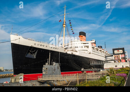 Die Queen Mary Schiff, heute ein Museum und Anziehungspunkt mit dem russischen U-Boot der Skorpion angedockt Daneben, im kalifornischen Long Beach, CA, US Stockfoto