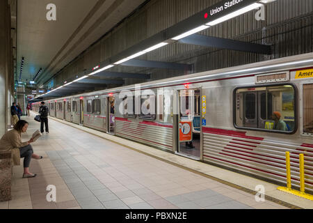 U-Bahn und Passagiere auf einer Plattform in der LA Metro, Los Angeles, California, CA, USA Stockfoto