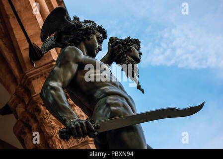 Bronzestatue perseo und Medusa head in der Nähe von Palazzo Vecchio und der Loggia dei Lanzi Stockfoto