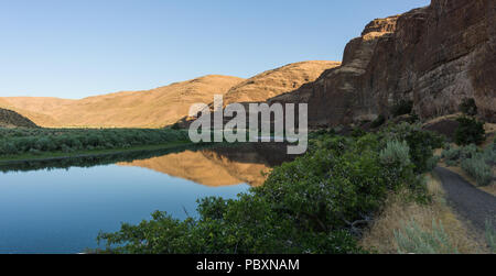 Panorama Landschaft von Cottowood Canyon State Park, Illinois, mit Bergen in einem Fluss und Felsformationen widerspiegeln. Stockfoto