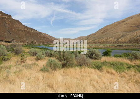 Panorama Landschaft von Cottowood Canyon State Park, Illinois, mit Bergen in einem Fluss und Felsformationen widerspiegeln. Stockfoto