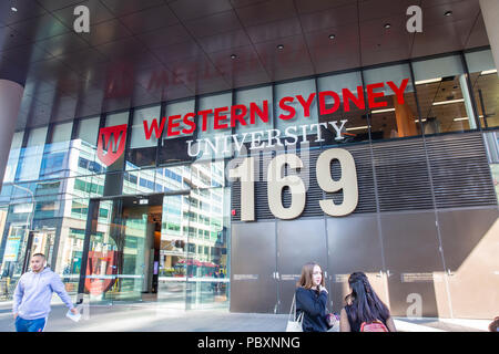 Studenten außerhalb der Western Sydney University in Parramatta, Sydney, NSW, Australien Stockfoto