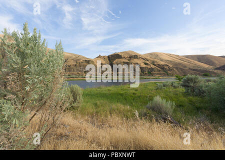 Panorama Landschaft von Cottowood Canyon State Park, Illinois, mit Bergen in einem Fluss und Felsformationen widerspiegeln. Stockfoto