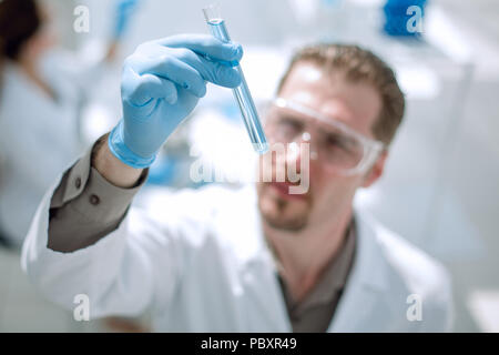 Bis zu schließen. Der Wissenschaftler überprüft die Ergebnisse der Prüfung Stockfoto