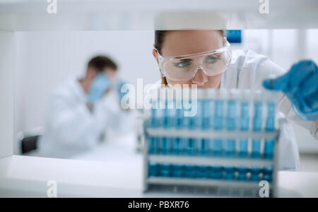 Bis zu schließen. Wissenschaftler mit Durchstechflasche Stockfoto