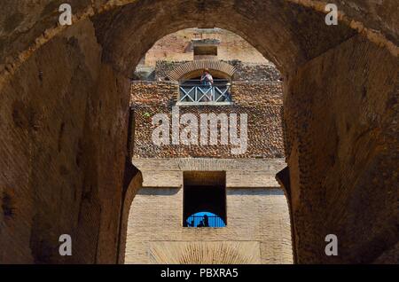 Innen teilweise mit Blick auf das Kolosseum. Es ist eine ovale Amphitheater, Rom, Italien, gebaut aus Beton und Sand ist es das größte Amphitheater, das jemals gebaut wurde. Stockfoto