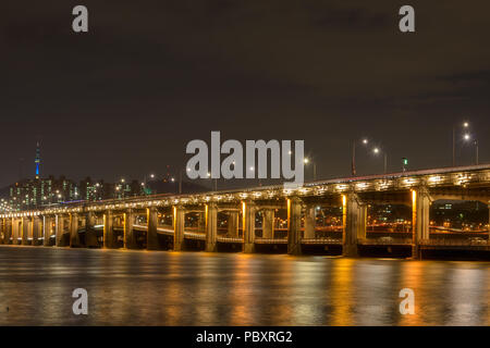 Die Brücke in Seoul, Südkorea, der oberen Decker von der Brücke namens Banpo und der unteren Decker namens Jamsu Brücke. Stockfoto