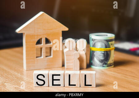 Konzept der Immobilien. Modell des Hauses, der Familie, der Dollar und der Inschrift ell' auf Holzblöcken. Familie bewegt und ein Haus oder eine Wohnung verkauft Stockfoto