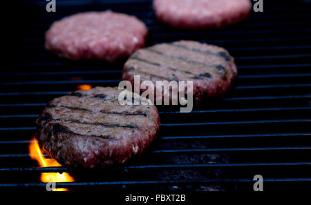 Beefburgers auf dem Grill zubereitet werden. Stockfoto