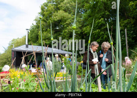 Besucher genießen einen Tag der offenen Tür, Offene Gärten Schottland. Stockfoto