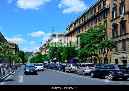 Verschiedene Typ / machen Pkw in einer Reihe geparkt und Gewerbe / Wohngebäude in der Nähe der Straße, Rom, Italien, Europa Stockfoto