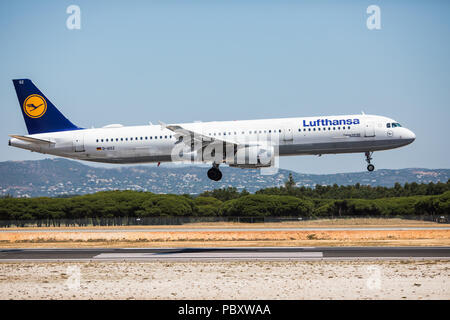 Faro, Portugal - Juli, 2018: Airliner von Lufthansa in Faro Airport FAO während des Tages ankommen. Stockfoto