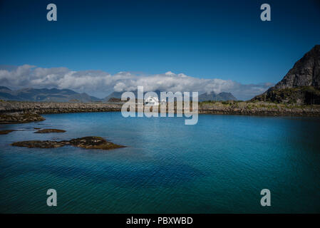 Der Blick von der Straße auf die henningsvær, Lofoten, Norwegen. Stockfoto