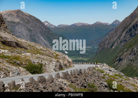 Leere Straße Blick auf den Trollstigen Pass, Norwegen Stockfoto