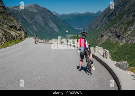 Weibliche Radfahrer an der Aussicht auf die Herabkunft des berühmten Trollstigen Pass, Norwegen Stockfoto