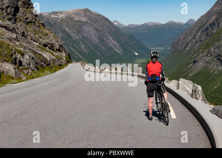 Weibliche Radfahrer an der Aussicht auf die Herabkunft des berühmten Trollstigen Pass, Norwegen Stockfoto