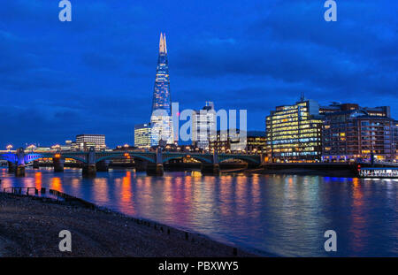 Blick über die Themse in die City von London bei Nacht mit dem Shard und Blackfriars Bridge. Stockfoto