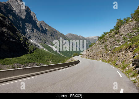 Blick auf die Straße auf den Trollstigen Pass, Norwegen Stockfoto